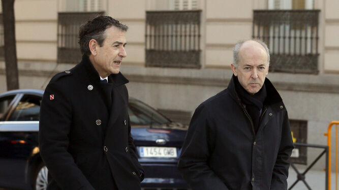Felipe Benjumea, a la derecha, a su llegada a los juzgados en febrero del año pasado.