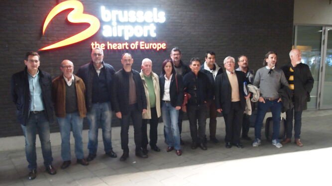 La delegación almeriense, con los integrantes de la Mesa del Ferrocarril y representantes de PSOE e Izquierda Unida, a su llegada al Aeropuerto Internacional de Bruselas.
