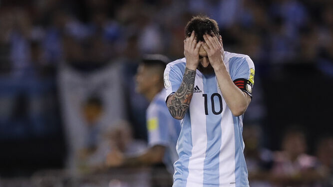 Messi se lamenta tras una jugada en un partido con Argentina.