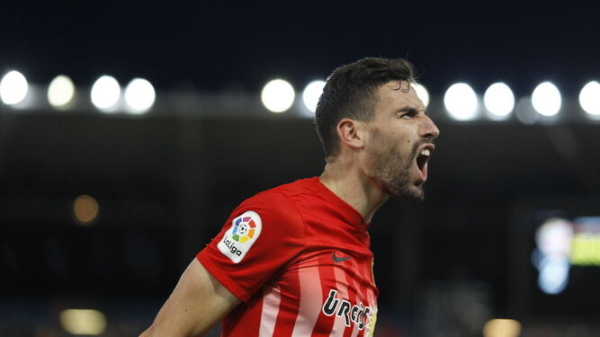 El almeriense Antonio Puertas canta gol tras anotar el 3-1 frente al Alcorcón, el séptimo en su cuenta particular en lo que va de curso.