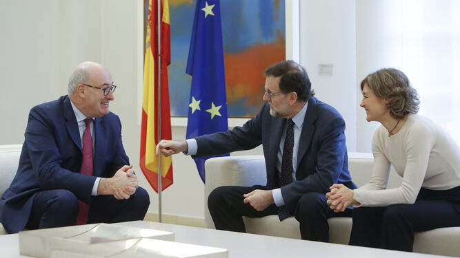 El comisario de Agricultura, Phil Hogan, el presidente español, Mariano Rajoy, y la ministra del ramo, Isabel García Tejerina.