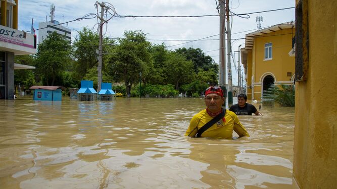 Destituida por tomar el sol con Perú inundada