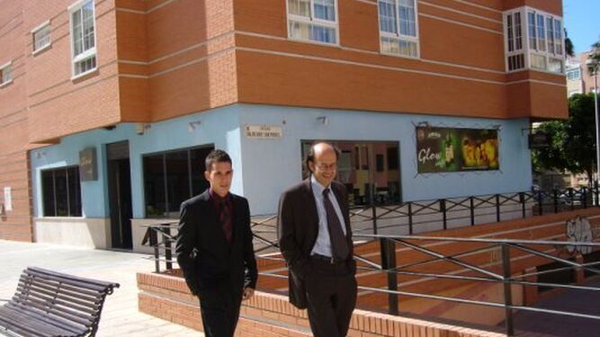 Naveros pasea con su compañero periodista y amigo Francisco Luque