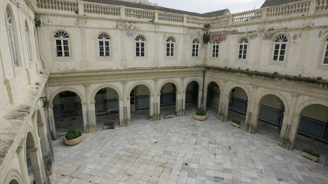 El patio central del edificio principal que va a ser rehabilitado por la Diputación almeriense.