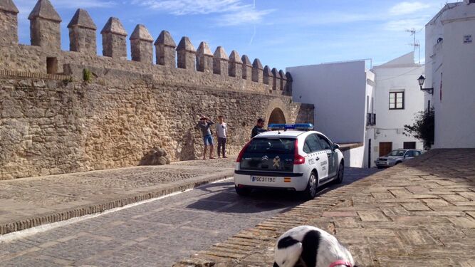 Una patrulla de la Guardia Civil pasando por la muralla de Vejer