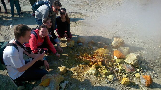 Estudiantes velezanos ante una fumarola en el cráter del Volcán La Solfatara.