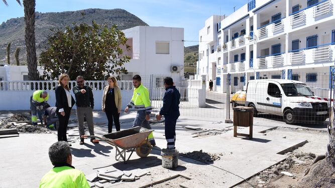 La alcaldesa de Níjar, Esperanza Pérez, junto a la concejala de Fomento, Tonibel Sánchez, visita las obras de rehabilitación del pavimento.