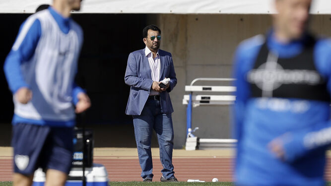 Al-Thani observa al equipo en el Ciudad de Málaga.