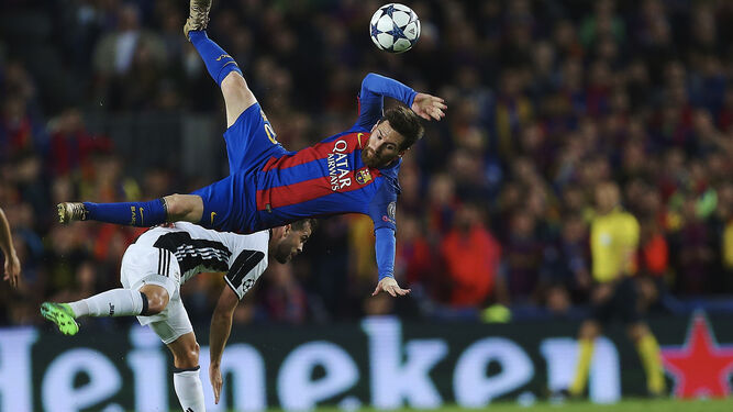 Messi cae al suelo tras un salto con Alves.