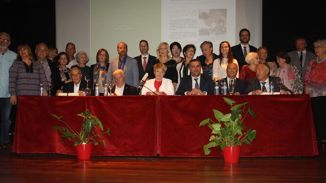 El alcalde de Serón, Juan Antonio Lorenzo, presidió la mesa junto a los familiares de los responsables municipales de estos dos últimos siglos.