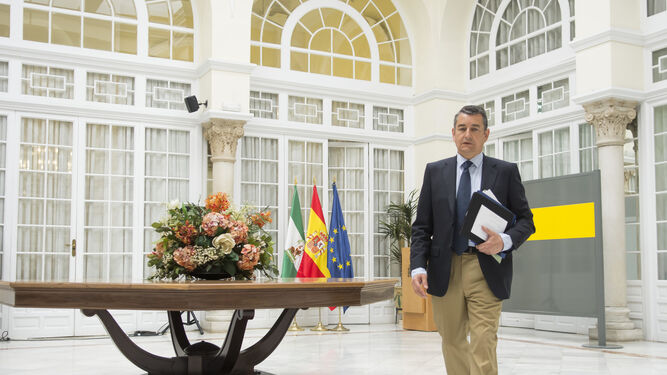 Antonio Sanz, ayer en la Delegación del Gobierno.