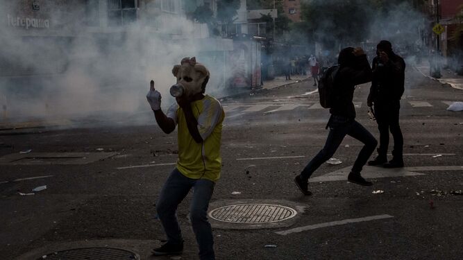 Manifestantes se enfrentan con la Guardia Nacional Bolivariana en Caracas.