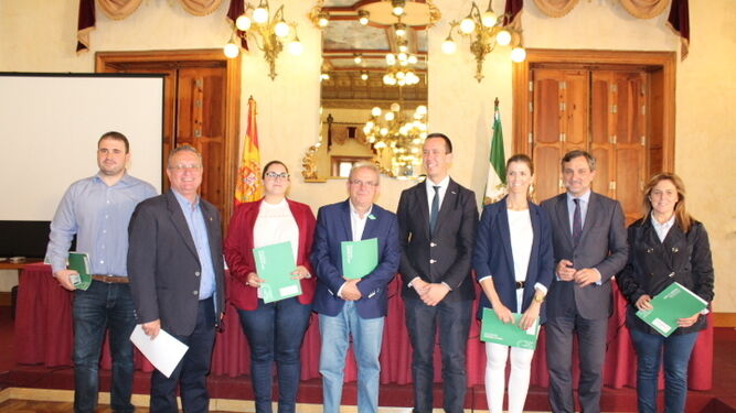 El delegado de Igualdad y Políticas Sociales en el centro, junto con los representantes de los seis ayuntamientos y de Diputación.