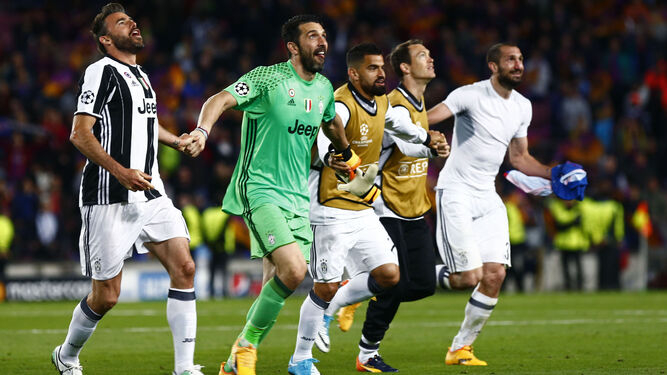 Los jugadores de la Juventus celebran el pase a semifinales en el Camp Nou.