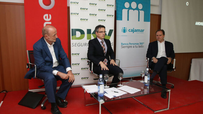 El exministro de Industria, Miguel Sebastián, y el economista Daniel Lacalle, durante su diálogo.