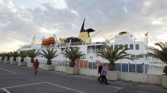 El crucero 'Ocean Nova' atracó ayer en el Puerto de Almería.