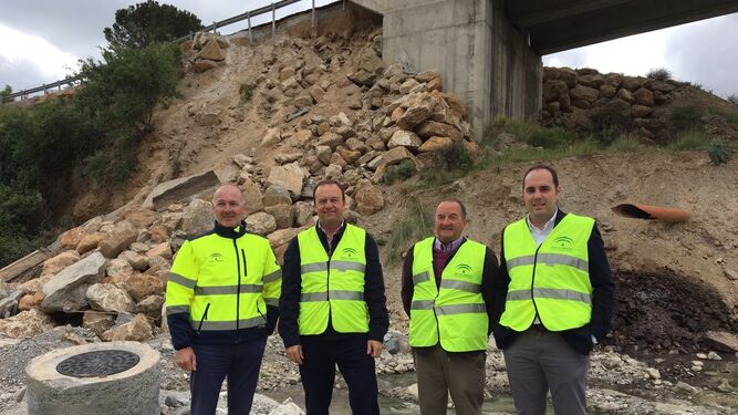 El delegado de Fomento ha visitado el puente para conocer de primera mano en qué consisten las obras.