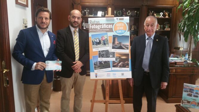 Presentación del cartel de las próximas rutas fotográficas que se celebrarán en el municipio de Roquetas de Mar.