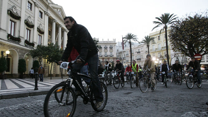 Imagen de archivo de la Asamblea Ciclista de Cádiz durante una marcha por la ciudad.