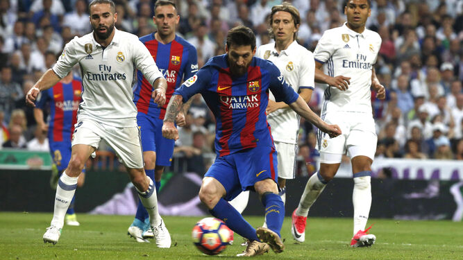 Messi remata en la jugada del 1-1 para el Barcelona.