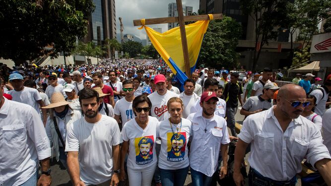 Lilian Tintori (centro), esposa del líder opositor Leopoldo López, participa ayer en Caracas en una manifestación contra el Gobierno de Maduro.