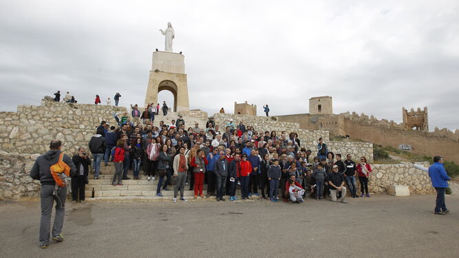 El grupo de personas que participó en la visita guiada en el cerro de San Cristóbal.