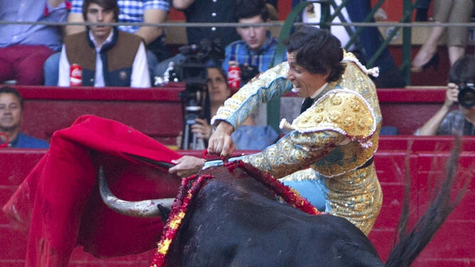 El momento en que Curro Díaz es herido al entrar a matar al toro de su triunfo, en la última de San Jorge.