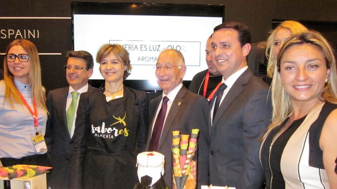 La ministra de Agricultura no ha dudado en ponerse el delantal y así promocionar la marca 'Sabores Almería'.