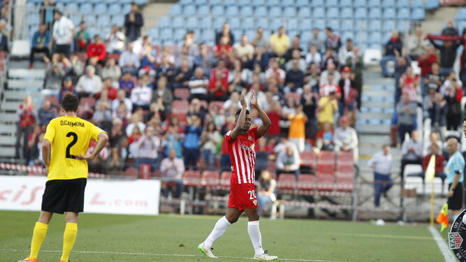 Kalu Uche, aplaudiendo a su afición, se marcha del terreno de juego ante el Sevilla Atlético para que se incorporase Gaspar.
