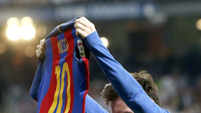 Messi muestra la camiseta reivindicándose al Santiago Bernabéu.