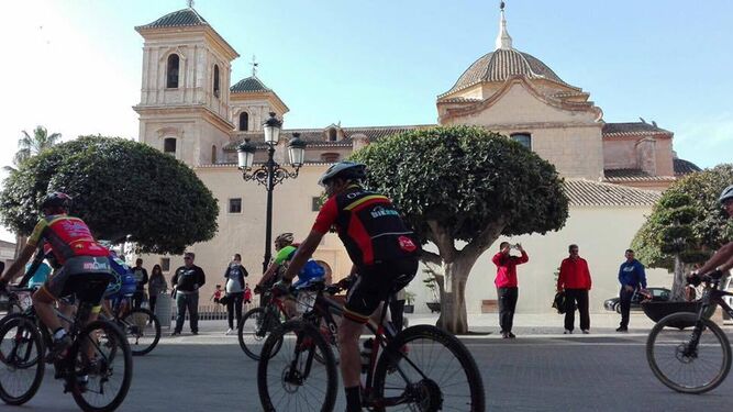 Senderistas, ciclistas y atletas recorren La Sierrecica