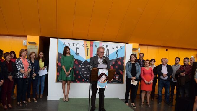 El alcalde de Vícar, Antonio Bonilla, fue el encargado de dar inicio a esta nueva edición de la Antorcha de las Letras.