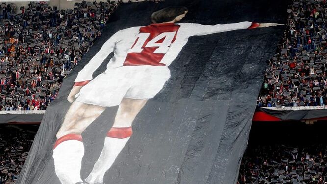 Una pancarta en honor a Cruyff de la hinchada del Ajax en su estadio.