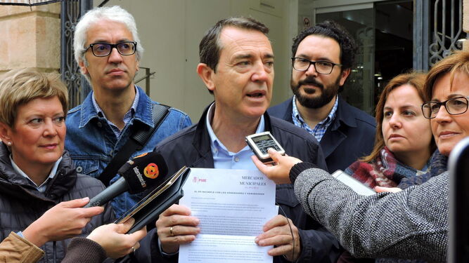Pérez Navas atiende a los periodistas junto a concejales del PSOE.
