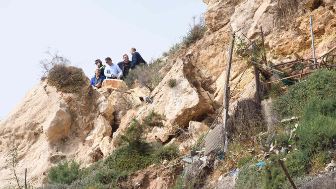 Técnicos municipales valoran los daños en la ladera de La Chanca.