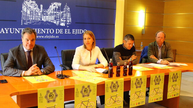 Presentación del próximo 'Día de la Bicicleta de El Ejido', ayer en el Ayuntamiento.