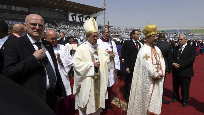 El papa Francisco, a su llegada a la misa que ha ofrecedo ante cristianos coptos en Egipto.