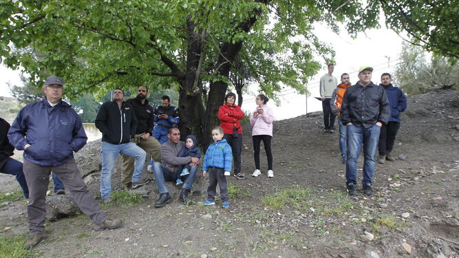 Un grupo de aficionados en uno de los tramos bajo un árbol.