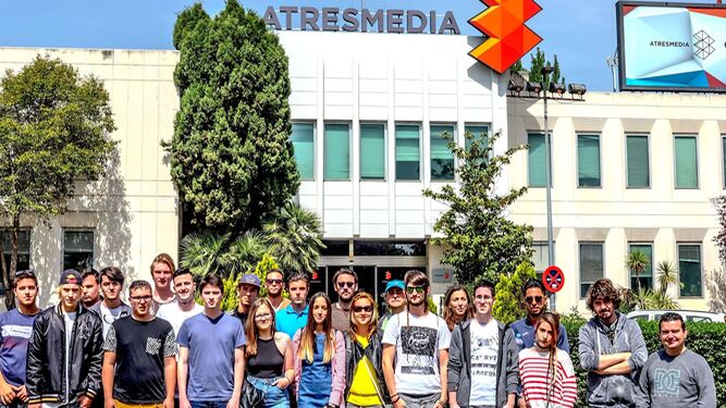 El grupo de alumnos de la Escuela de Imagen y Sonido de Almería a las puertas de la sede del grupo Atresmedia.