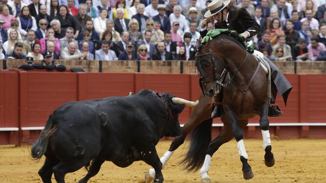 Diego Ventura se luce toreando ante el segundo toro, al que cortó una oreja.