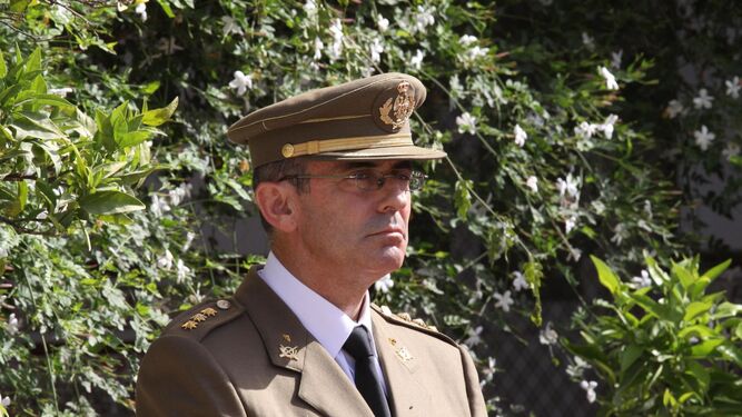 La ministra de Defensa y el rector de la Universidad de Almería en la firma del convenio de colaboración.