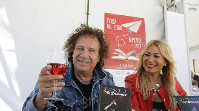 Fortu Sánchez junto a Mar Segura ayer en la firma de su libro 'Mil demonios'.