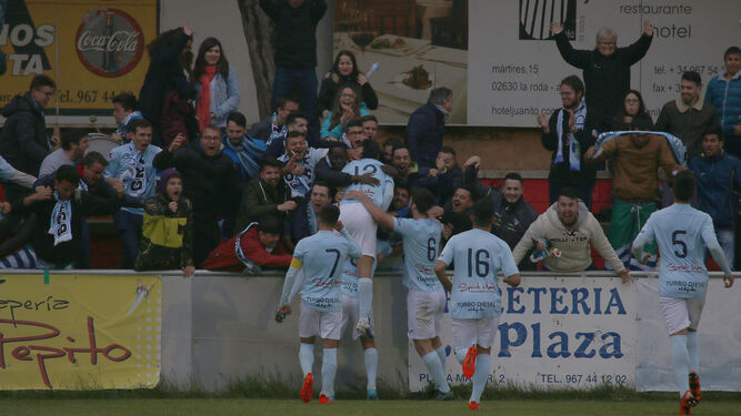 Jugadores celestes celebrando un gol en La Roda con su afición.