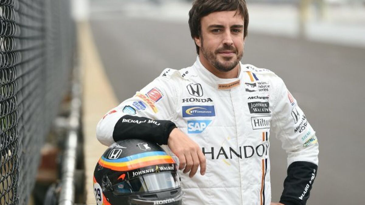 Fernando Alonso, con su uniforme y casco