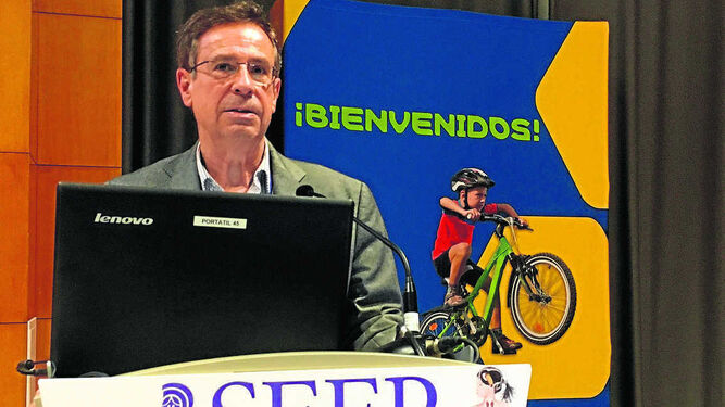 El doctor Juan Pedro López Siguero, durante su intervención en el congreso celebrado en Málaga.