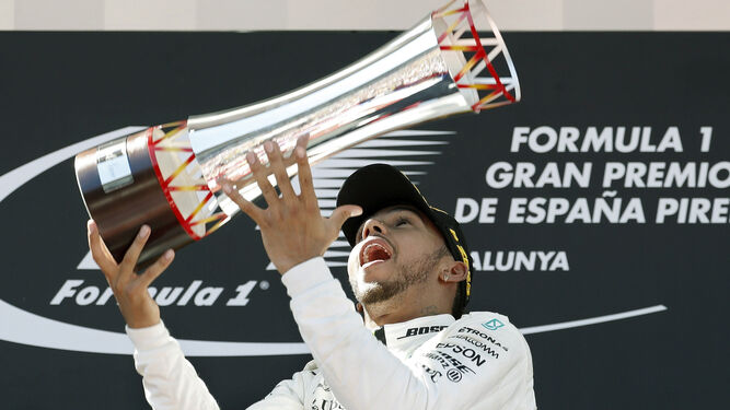 Hamilton, con el trofeo que le acredita como vencedor del GP de España.
