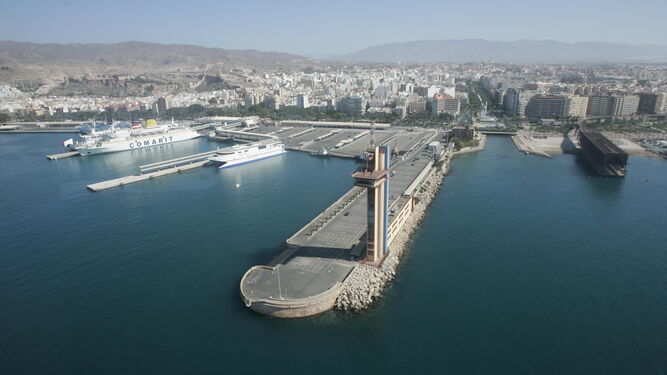 Vista panorámica del Puerto con la torre de control y el centro de la ciudad.