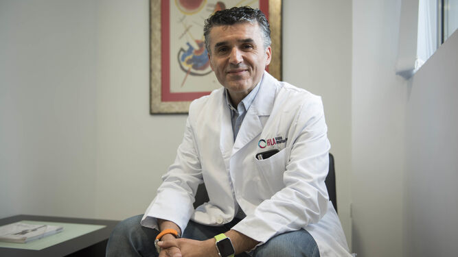 El especialista de Medicina Interna Jorge Parra, en la consulta del hospital Inmaculada.