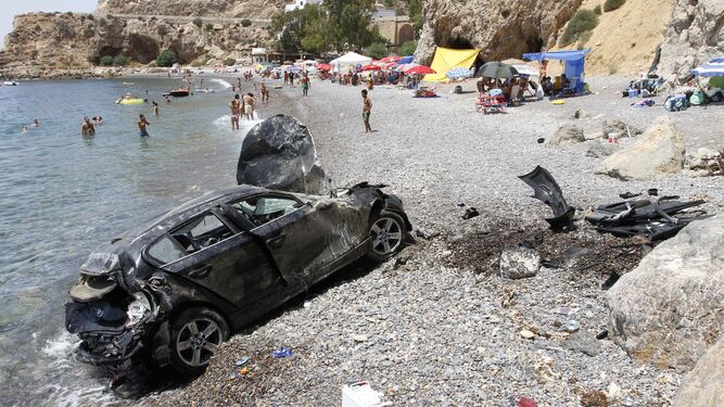 Estado en el que quedó el BMW Serie 1 siniestrado en la playa junto al camping de La Garrofa.