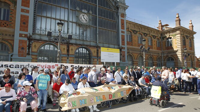 Más de 200 personas se concentraron durante la mañana de ayer en las inmediaciones de la antigua estación de ferrocarril para reclamar un tren digno.